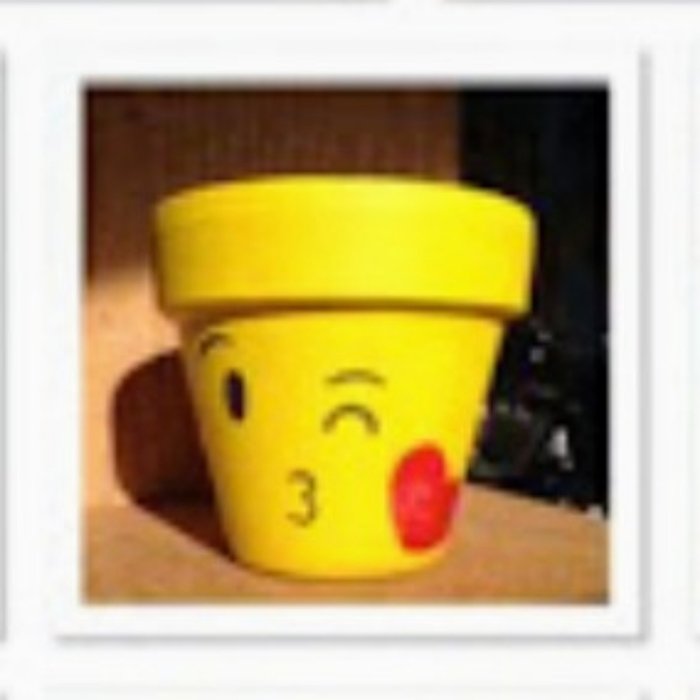 Kiss emoji 😘 pot